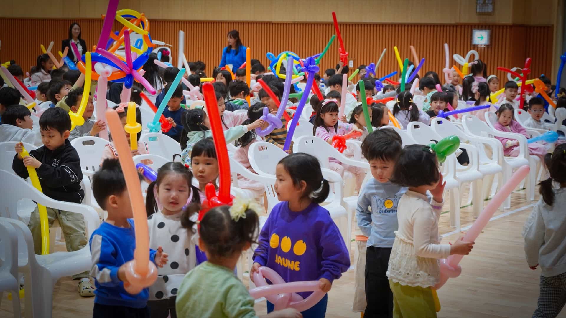 벌룬 매직 월드 풍선 선물 장면