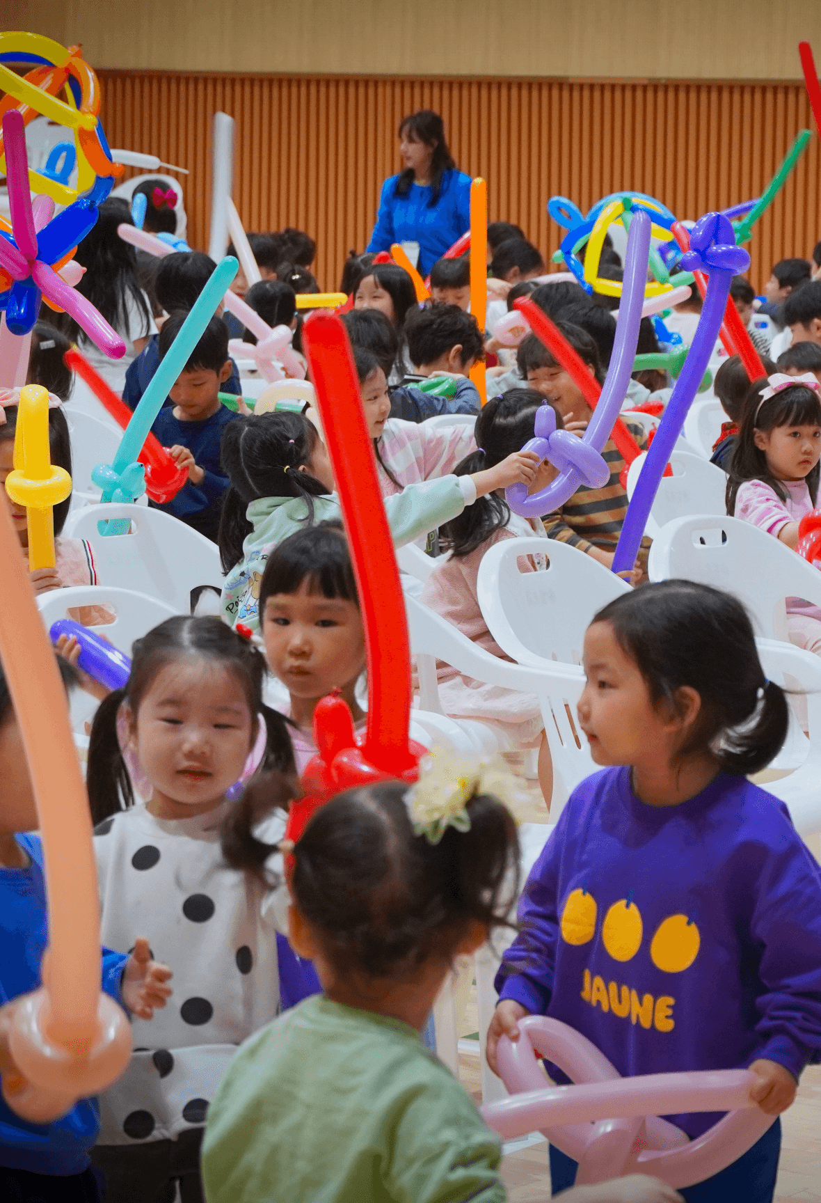 벌룬 매직 월드 풍선 선물 장면
